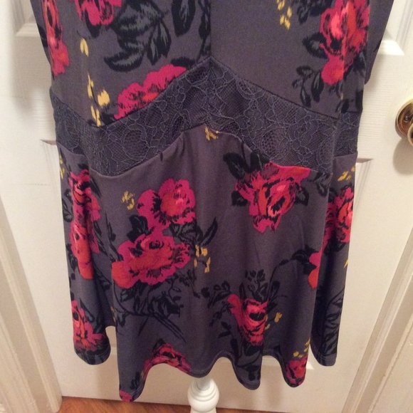 Torrid Top 2 Red Black Magenta Rose Print Lace Insets Shor… - Picture 3 of 9